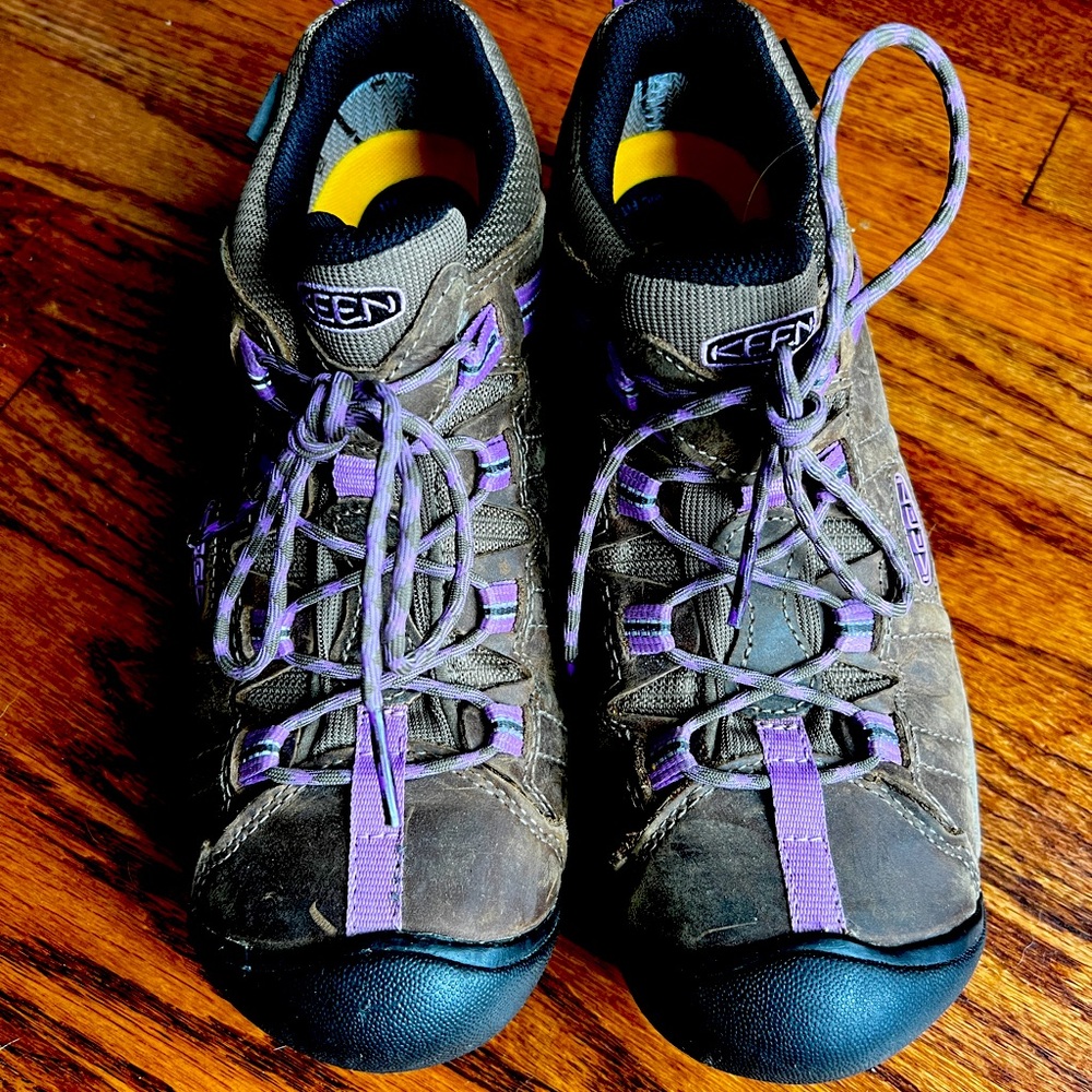 Keen women’s hiking boot 10